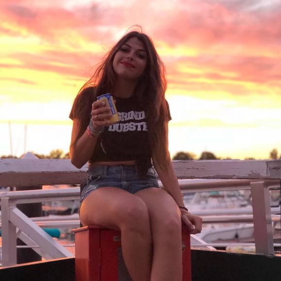 Meet your Posher, Alyssa - Picture 1 of 1